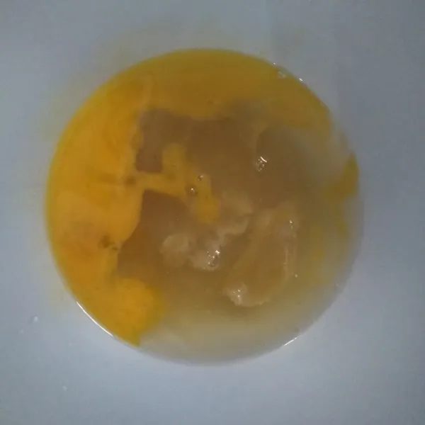 Masukkan semua bahan A ke dalam wadah, kemudian mixer hingga putih kental berjejak.