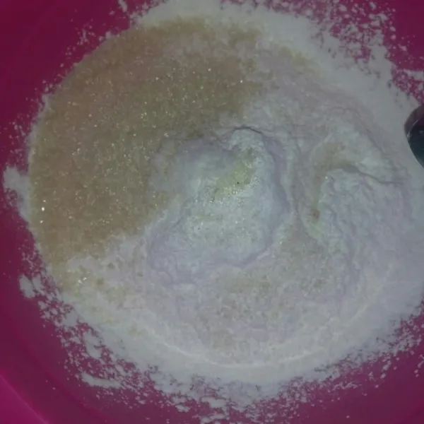Siapkan wadah, masukkan tepung beras, tepung terigu, gula pasir, dan garam, aduk rata.