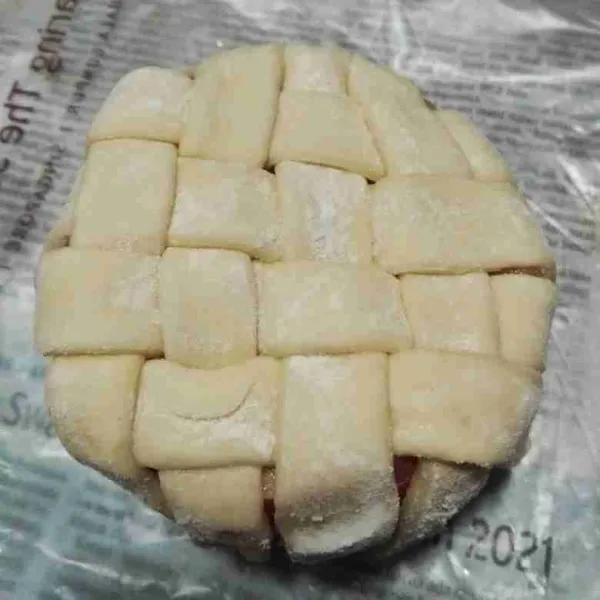 Tutup dengan puff pastry diatasnya, buat seperti anyaman.