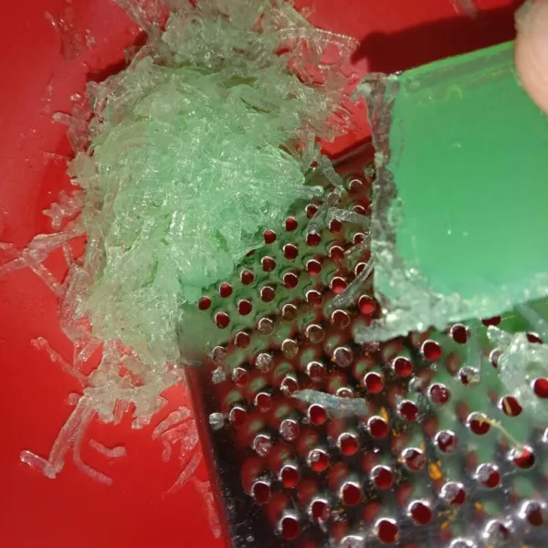 Parut agar-agar yang sudah mengeras.