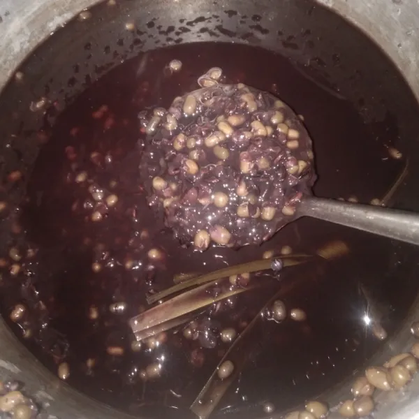 Masak kacang hijau dan ketan hitam sampai empuk.