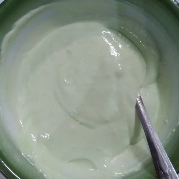 Bagi adonan menjadi 2 bagian, 1 berwarna putih dan 1 lagi berwarna hijau (ditambah pasta pandan).