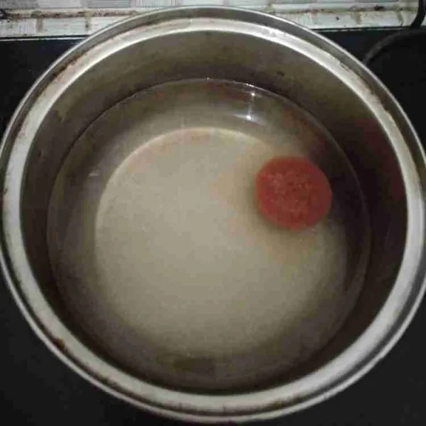 Masukkan air, gula merah, dan gula pasir dalam panci.