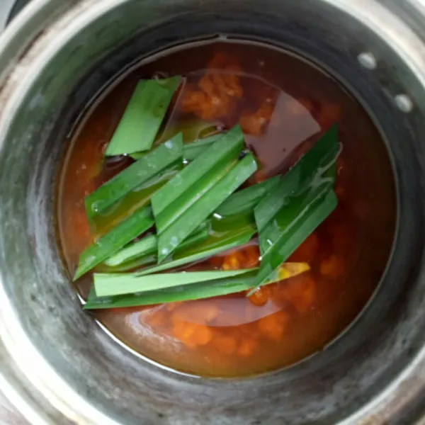 Campurkan air, gula aren dan pandan.