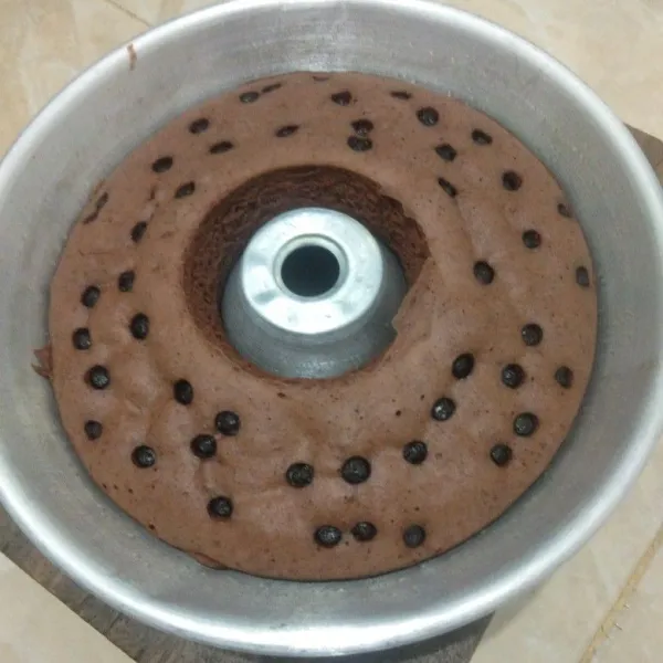 Angkat dan tunggu uap panas hilang baru keluarkan dari loyang. Potong-potong setelah dingin. Siap dinikmati.