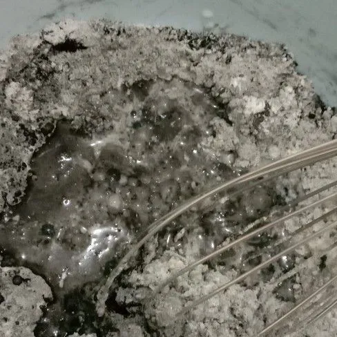 Tambahkan susu cair sedikit demi sedikit, aduk rata.