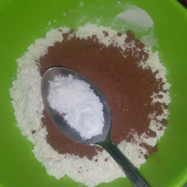 Ayak tepung terigu, coklat bubuk, baking powder, dan soda kue.