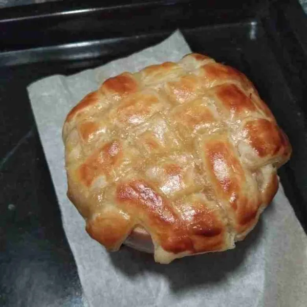 Setelah matang, dinginkan. Tuang dengan saus karamel lagi diatasnya. Siap dinikmati.