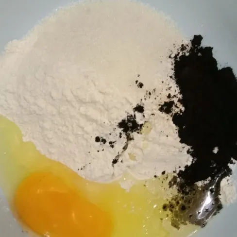 Campur tepung terigu, telur, gula, garam, dan ragi instan, aduk rata.