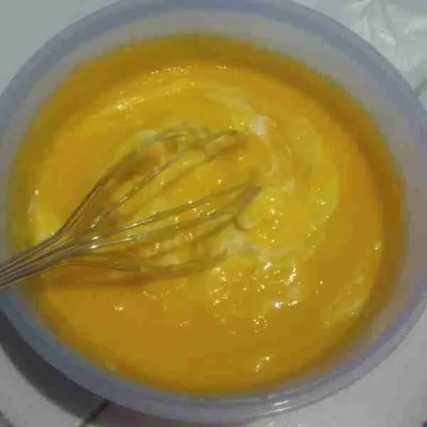 Tambahkan whip cream yang sudah di kocok kaku. aduk perlahan hingga rata. Masukkan dalam plastik segitiga.