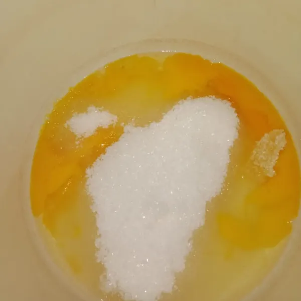 Campur telur, gula, dan SP kemudian mixer dengan hingga rata.