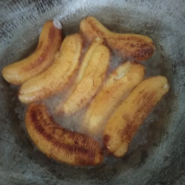 Panaskan minyak goreng, goreng pisang dengan api kecil hingga merekah. Angkat.