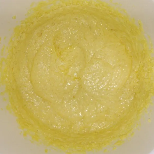 Mixer margarin dan gula pasir serta vanilli bubuk sampai mengembang, kemudian masukkan telur satu per satu sambil terus di mix rata. Matikan mixer.
