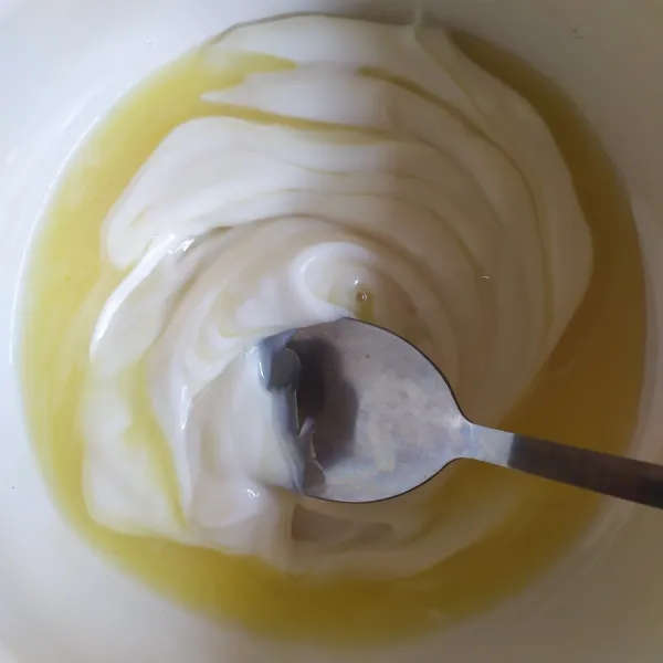 Dalam wadah, campur mayonaise dan susu kental manis, aduk rata.