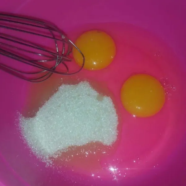 Panaskan kukukan, siapkan wadah, kocok telur dan gula pasir. Kocok sampai gula larut.