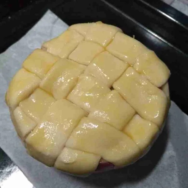 Oles dengan kuning telur.