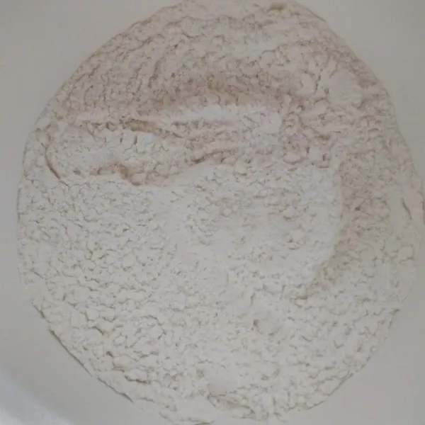 Membuat kulit: siapkan mangkuk, masukkan tepung terigu, garam, dan gula, aduk rata dengan spatula.