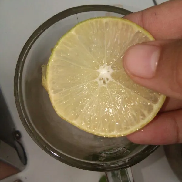 Tambahkan juga 2 slice lemon.