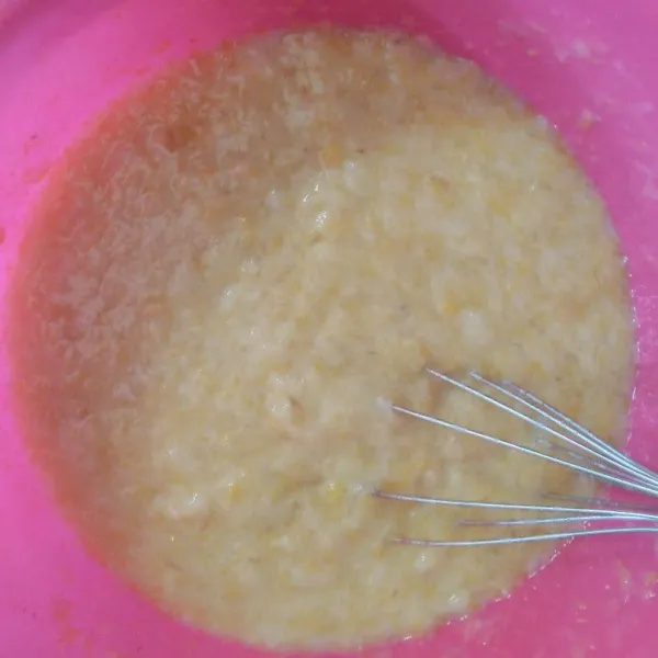 Kemudian tuang campuran agar-agar dan mangga halus ke dalam whipped cream, aduk hingga semua tercampur rata, siap digunakan.