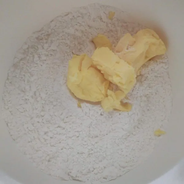 Masukkan margarin dingin, kemudian dengan menggunakan pisau pastry atau garpu cacah margarine dan tepung hingga menjadi berbutir-butir kecil seukuran kedelai.