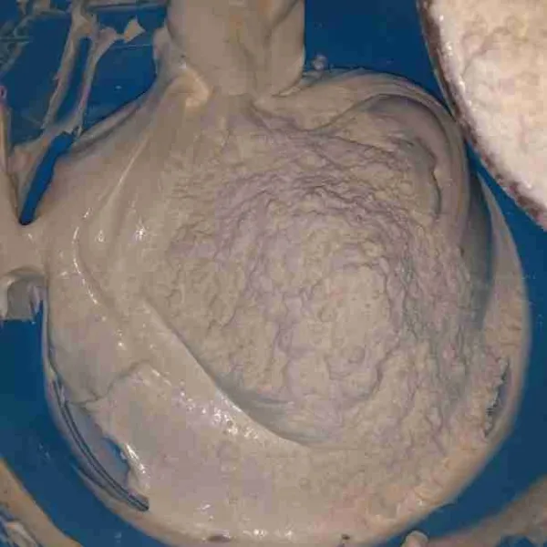 Mixer dengan kecepatan tinggi telur, SP, dan gula pasir hingga mengembang. Turunkan speed, masukan terigu dan baking powder. Mixer hingga tercampur rata.