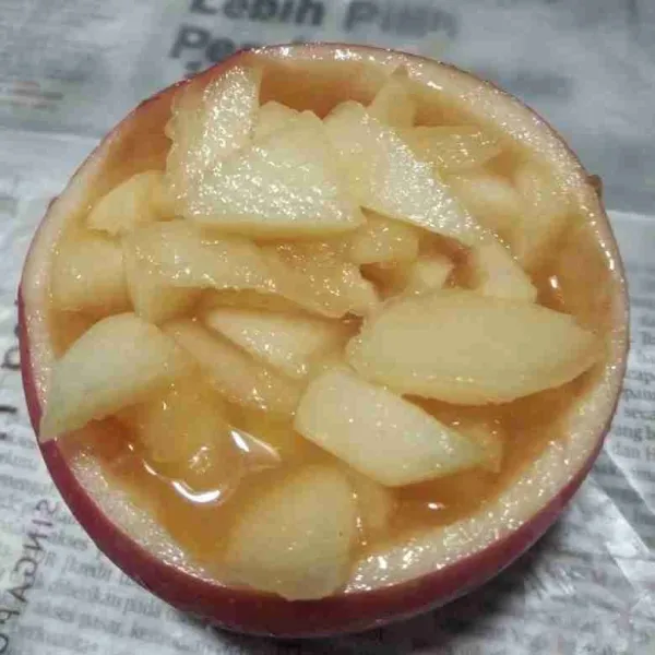 Masukkan daging apel ke dalam buah apel yang sudah kopong.