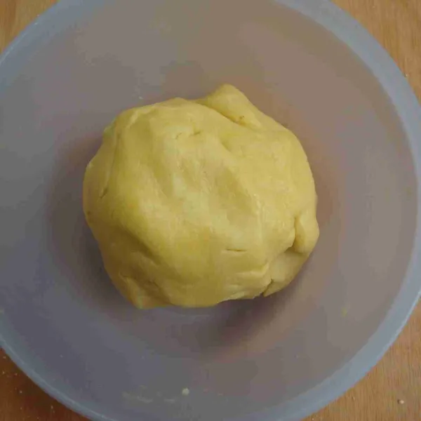 Bulatkan adonan, balut dengan plastik wrap, dinginkan di kulkas selama 30 menit.