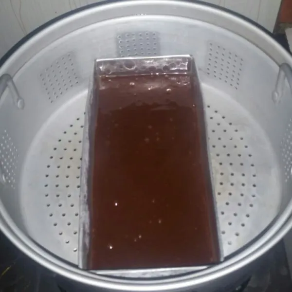 Olesi cetakan dengan minyak sayur, tuang adonan pada cetakan lalu kukus sampai matang kira-kira selama 35 menit.