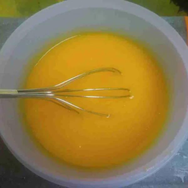 Dalam wadah, masukkan pure mangga, air jeruk nipis dan larutan agar. Aduk rata.