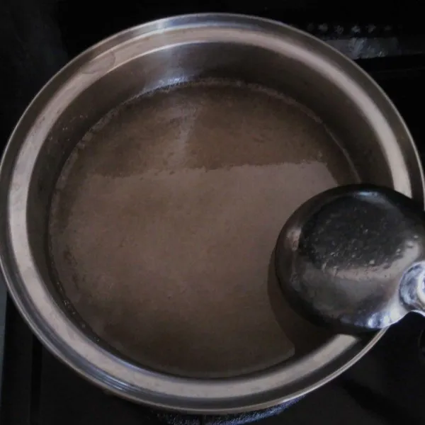 Membuat filling: dalam panci masukkan agar-agar bubuk putih, gula, dan air, aduk rata kemudian masak hingga mendidih, matikan api.