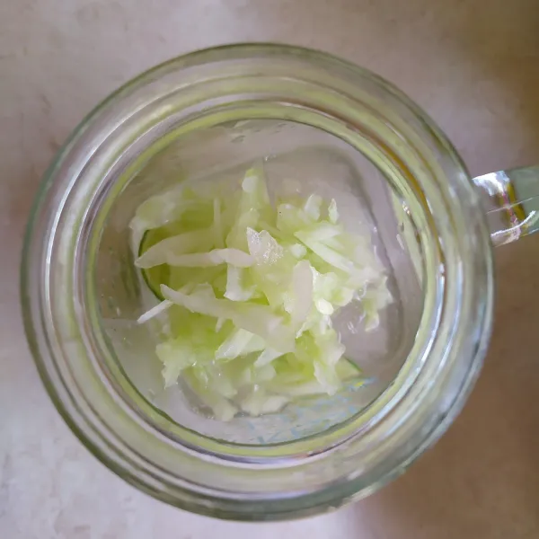 Kemudian tambahkan es batu, timun, dan potongan jeruk (bila suka lebih asam).