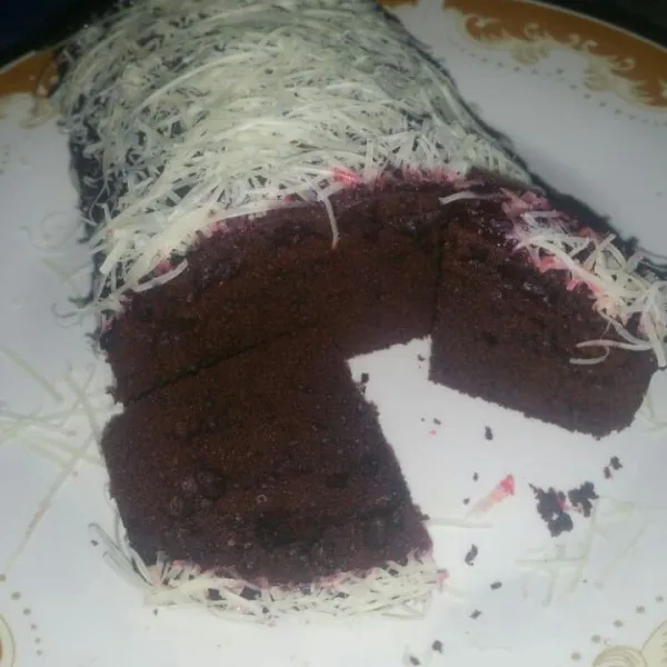 Setelah matang angkat dan lepaskan dari cetakan. Olesi selai setrawbery dan beri toping keju parut. Sajikan.