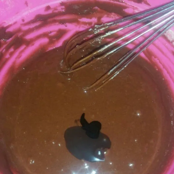 Tambahkan susu coklat dan essence coklat, aduk rata.
