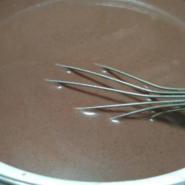 Masukkan semua bahan pudding kecuali tepung maizena dan vla, aduk rata dengan whisk, masak hingga mendidih.