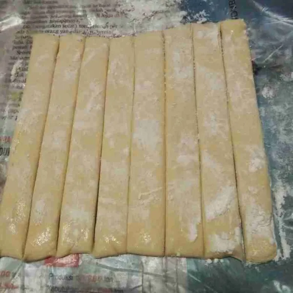 Siapkan puff pastry, potong jadi 8 bagian.