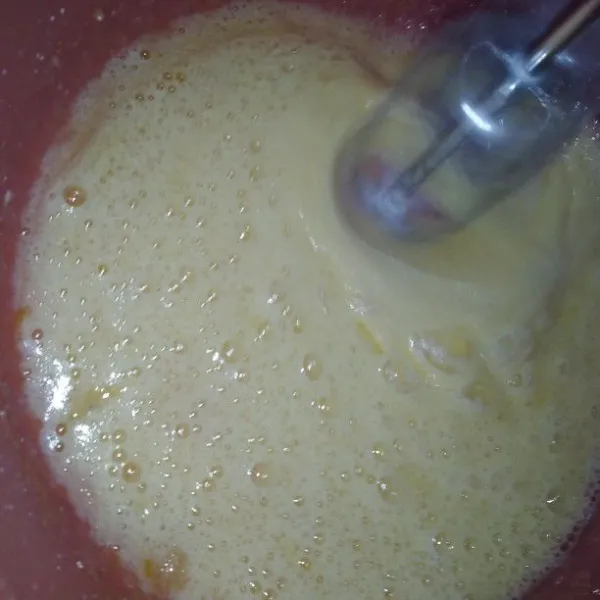 Mixer gula, telur, SP, dan garam dengan kecepatan tinggi, mixer sampai putih berjejak.