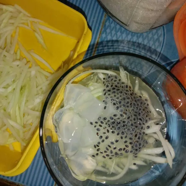 Masukkan timun serut, nata de coco, dan selasih ke dalam gelas.