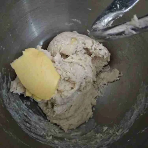 Campur tepung terigu dan bahan biang, uleni hingga setengah kalis. Tambahkan margarin dan garam.