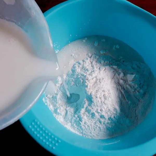 Campur tepung beras dan tepung tapioka. Tambahkan santan hangat sedikit demi sedikit sambil diuleni hingga adonan licin.