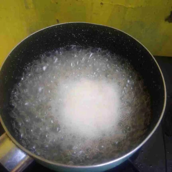 Dalam panci, masukkan air, bubuk agar, dan gula pasir. Didihkan. Angkat dan biarkan uap panas hilang.