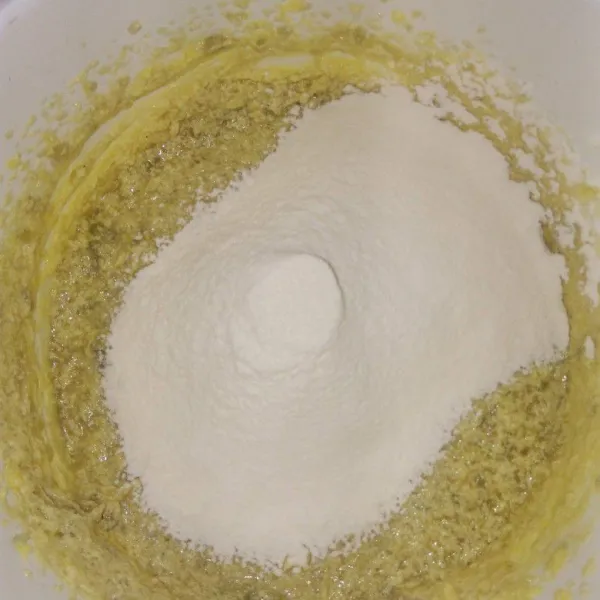 Terakhir tambahkan tepung terigu yang sudah diayak, aduk balik perlahan sampai rata. Jangan terlalu lama mengaduk nanti adonan menjadi bantat.