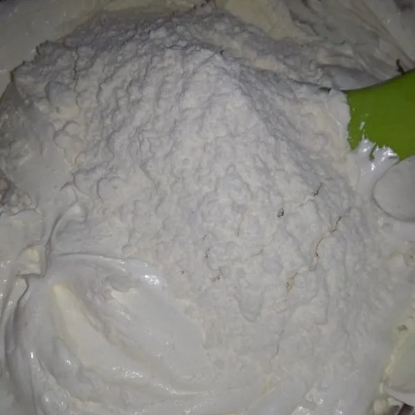 Masukkan tepung terigu, aduk rata.