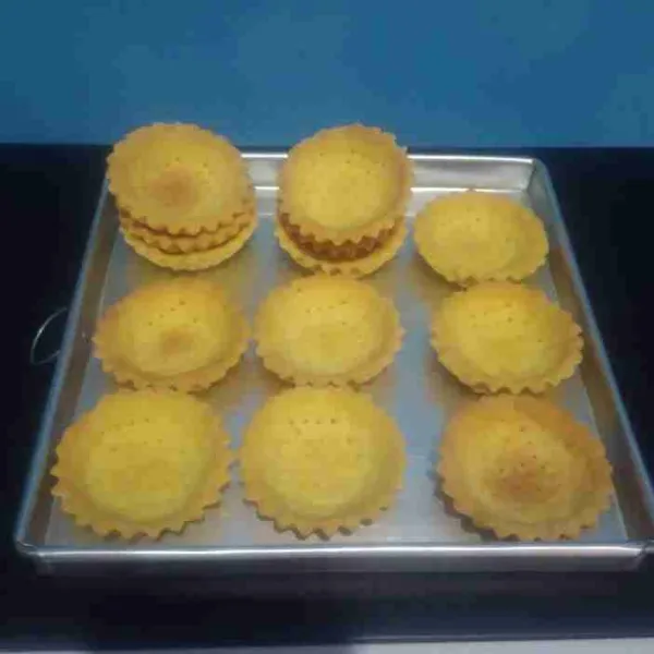 Keluarkan adonan dari kulkas, lalu cetak adonan ke cetakan pie. Tusuk dasar pie dengan garpu. panggang dengan suhu 170 ℃ selama 25 menit atau hingga matang. Sisihkan.