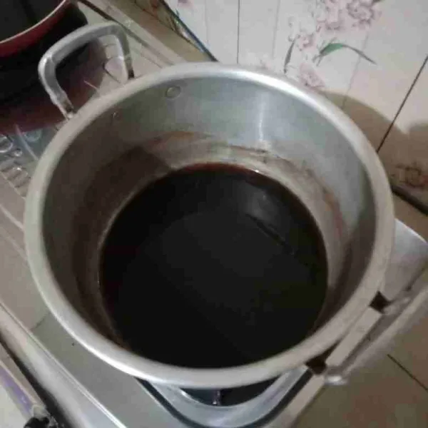 Tuang kopi bubuk ke dalam panci, tambahkan air, masak hingga mendidih kemudian biarkan dingin.