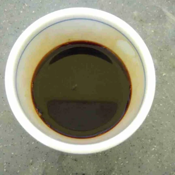 Dalam wadah, masukkan bubuk kopi, tambahkan 5 sdm air panas. Aduk hingga larut, sisihkan.