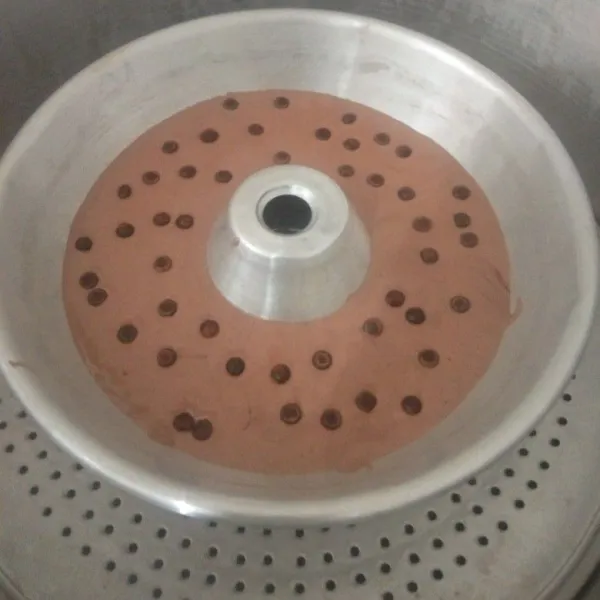 Kukus selama 30-40 menit dengan api sedang. Panci kukusan sudah harus dipanaskan terlebih dahulu. Alasi tutup panci dengan serbet.