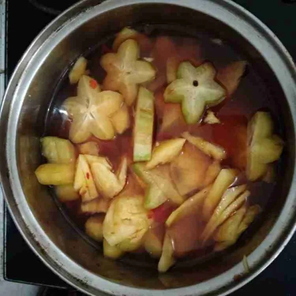 Setelah kuah dingin, masukkan buah-buahan, air jeruk, dan garam, aduk rata dan tes rasa.