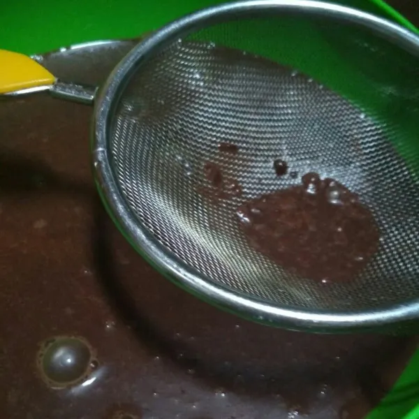 Saring pudding agar teksturnya smooth.