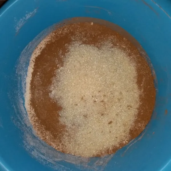 Masukkan tepung terigu, coklat bubuk, gula pasir, baking soda, dan baking powder aduk hingga tercampur rata.
