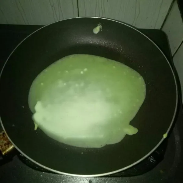 Panaskan teflon, olesi margarin. Tuang 1 sendok sayur adonan dan ratakan ke seluruh permukaan teflon. Masak sampai matang. Jika bagian atas sudah tidak lengket saat di pegang berarti sudah matang. Angkat letakkan pada piring, lakukan sampai adonan habis.